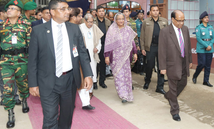 শিক্ষকের সম্মানে লাল গালিচা ছেড়ে দিলেন প্রধানমন্ত্রী