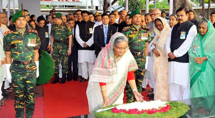 জাতির জনকের প্রতিকৃতিতে প্রধানমন্ত্রীর শ্রদ্ধা